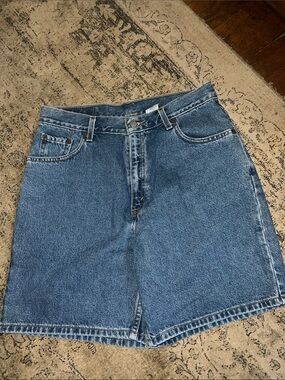 Vintage high waisted Levi’s Jean shorts size 12 misses